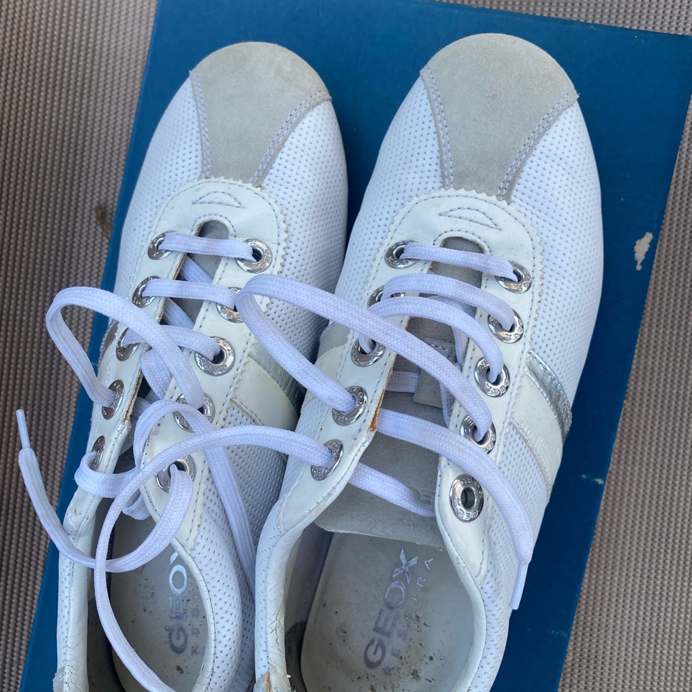 White leather GEOX Respira Sleek Sneakers in White - Like New in 8.5